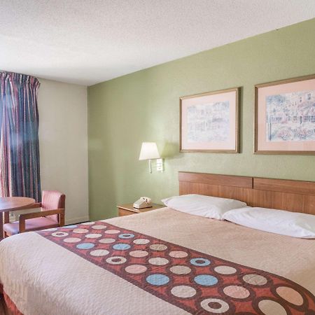 Super 8 By Wyndham Tifton Hotel Buitenkant foto