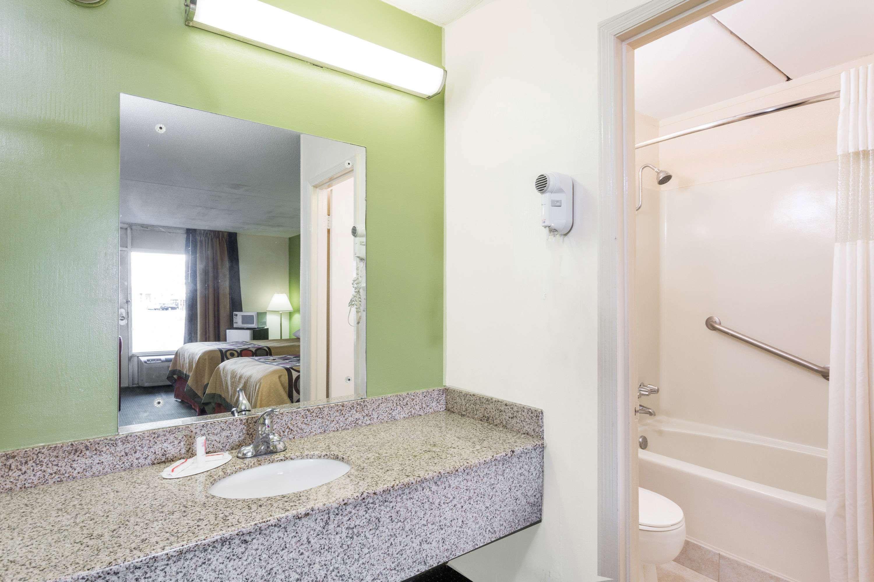 Super 8 By Wyndham Tifton Hotel Buitenkant foto