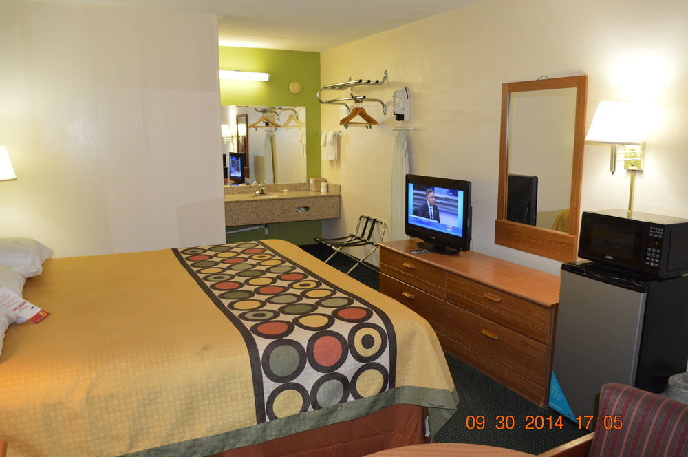 Super 8 By Wyndham Tifton Hotel Buitenkant foto