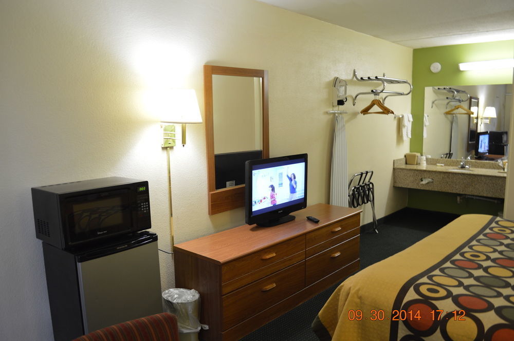Super 8 By Wyndham Tifton Hotel Buitenkant foto