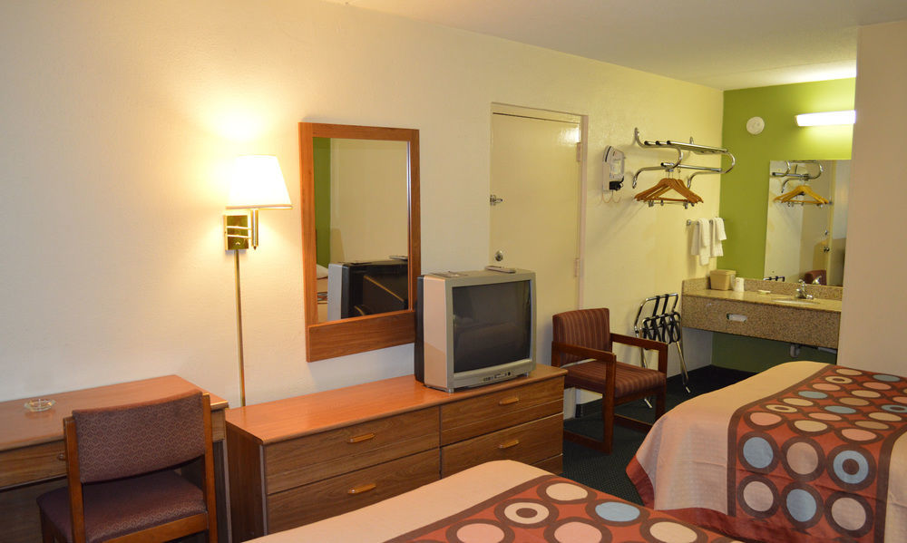 Super 8 By Wyndham Tifton Hotel Buitenkant foto