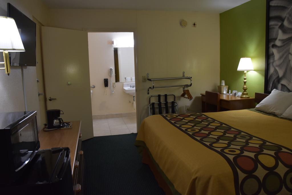 Super 8 By Wyndham Tifton Hotel Buitenkant foto