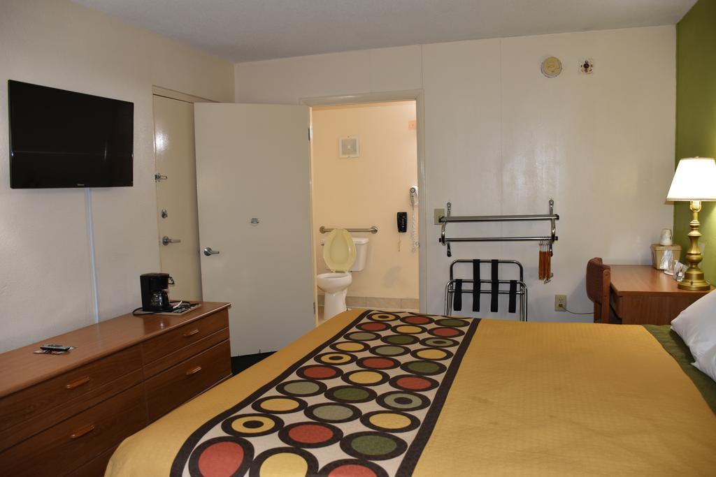 Super 8 By Wyndham Tifton Hotel Buitenkant foto