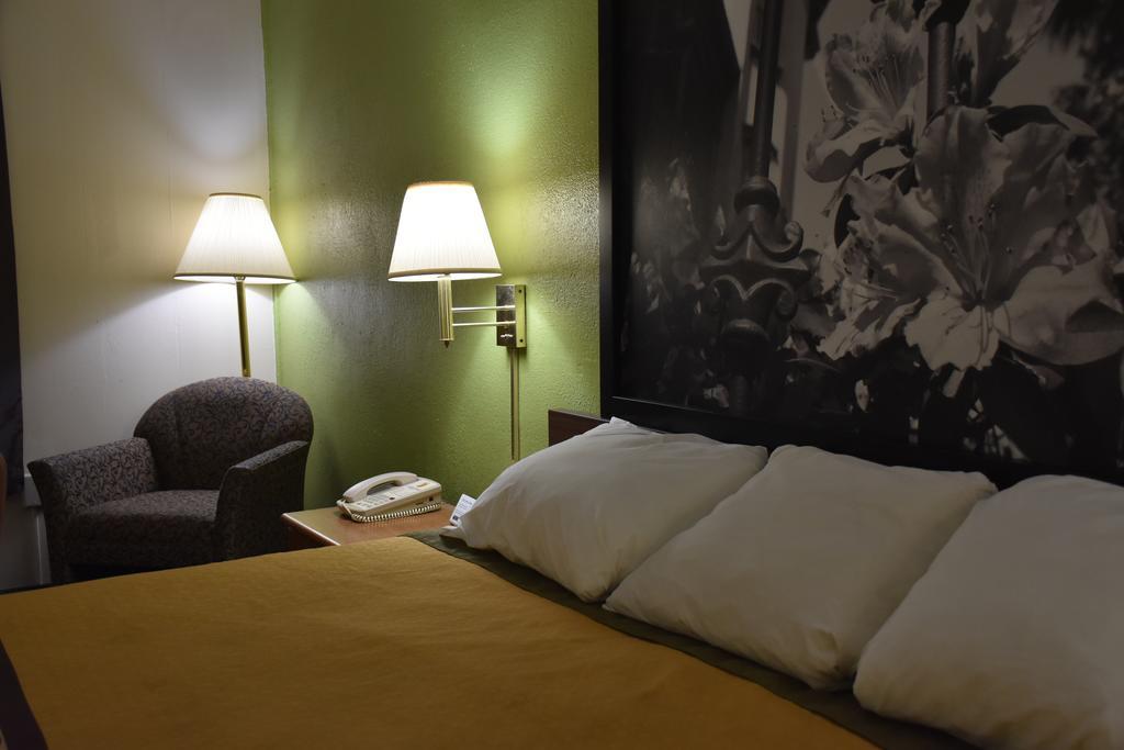 Super 8 By Wyndham Tifton Hotel Buitenkant foto