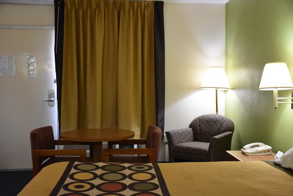 Super 8 By Wyndham Tifton Hotel Buitenkant foto