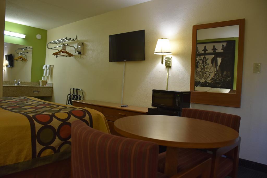 Super 8 By Wyndham Tifton Hotel Buitenkant foto