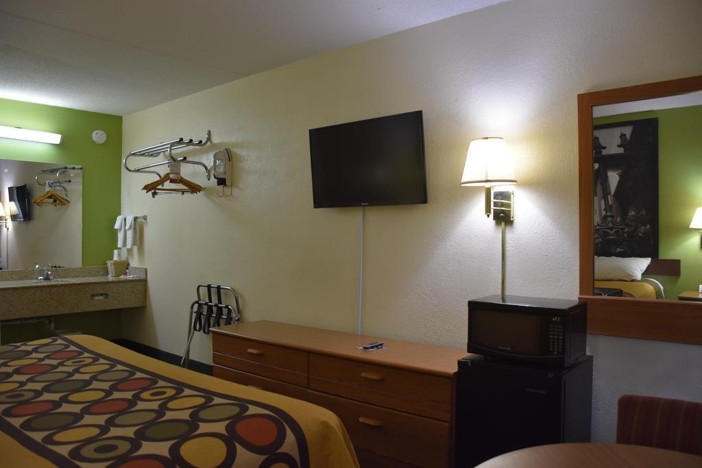 Super 8 By Wyndham Tifton Hotel Buitenkant foto
