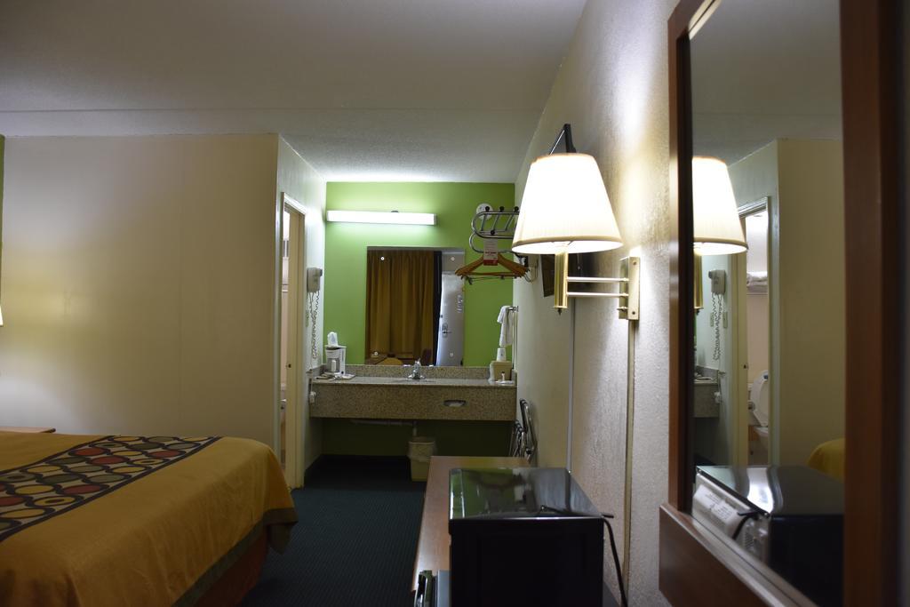 Super 8 By Wyndham Tifton Hotel Buitenkant foto