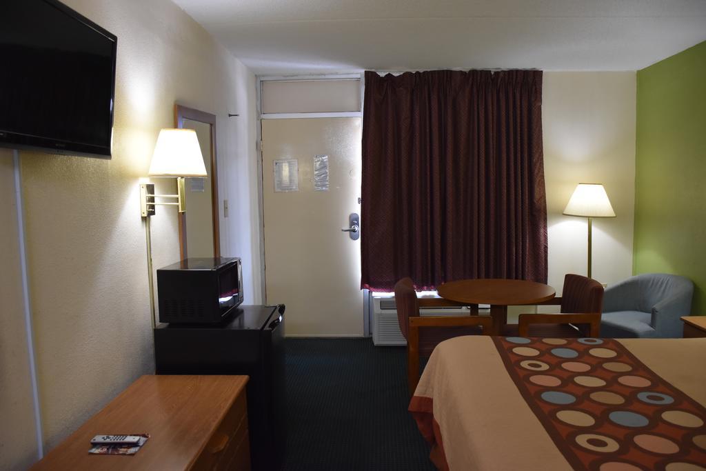 Super 8 By Wyndham Tifton Hotel Buitenkant foto