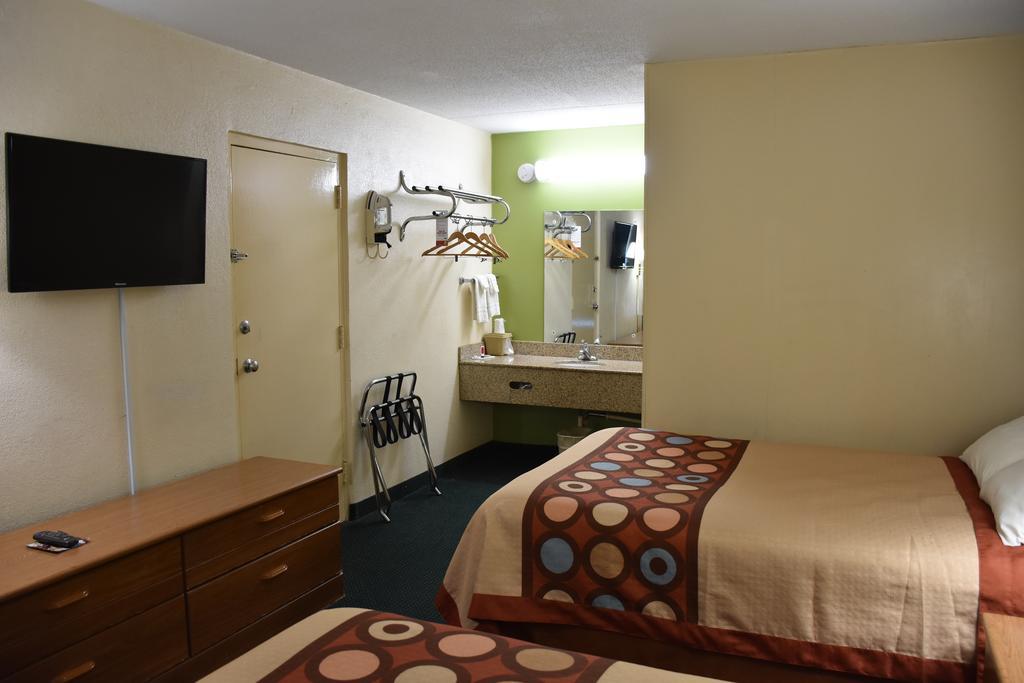 Super 8 By Wyndham Tifton Hotel Buitenkant foto