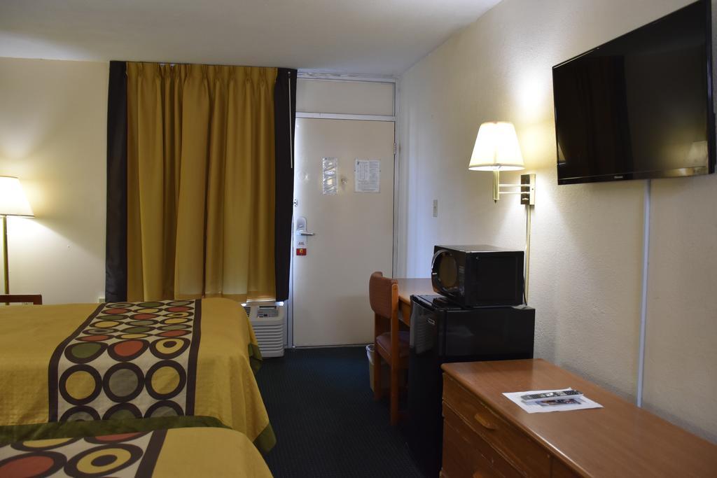 Super 8 By Wyndham Tifton Hotel Buitenkant foto