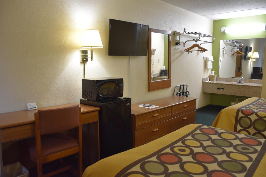 Super 8 By Wyndham Tifton Hotel Buitenkant foto