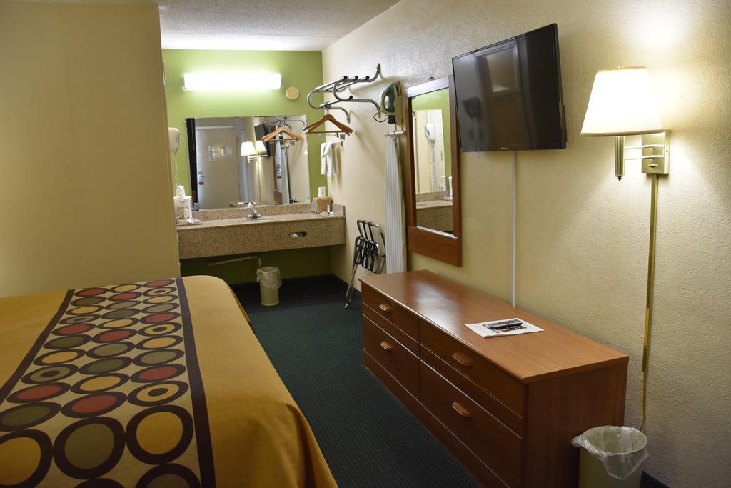 Super 8 By Wyndham Tifton Hotel Buitenkant foto