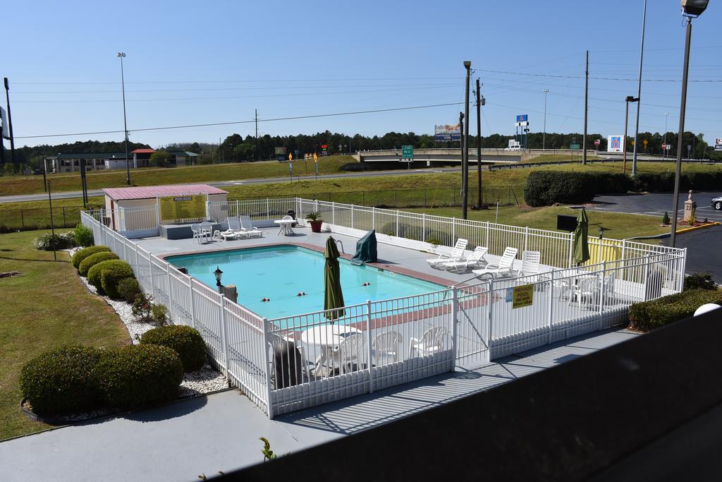 Super 8 By Wyndham Tifton Hotel Buitenkant foto